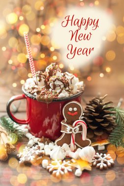 kakao veya sıcak çikolata hatmi rustik masada. Noel ve yeni yıl kompozisyon. Zencefilli kurabiye adam şeker kamışı ile