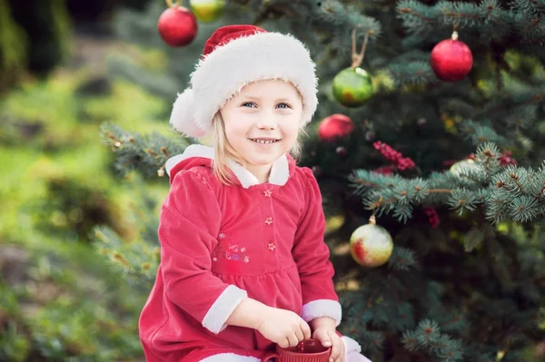 森の中のクリスマスを待っている少女 ジュリのクリスマス 大きなカップを保持しているかわいい子ホット ココアおよびチョコレートのドリンクとマシュマロ — ストック写真