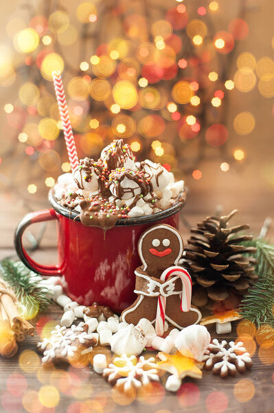 какао или горячий шоколад с зефиром на деревенском столе. Рождественская или новогодняя композиция. Пряничный человечек с леденцом
