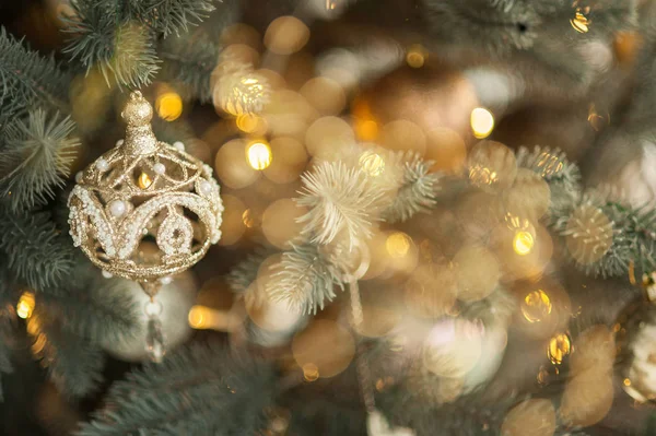 mutlu yeni yıl, süslenmiş ağaç, oyuncaklar, hediyeler, güzel oda. Noel ağacı, closeup oyuncak dekorasyon
