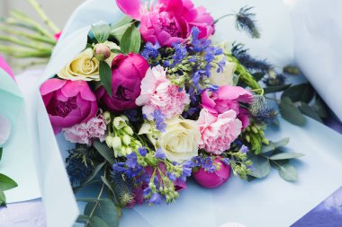 Beyaz ve pembe güller ve diğer çiçek çiçek kompozisyonu. Gelin Buketi krem gül ve peonies. Elveda Bell. bilgi günü. öğretim yılı başında.