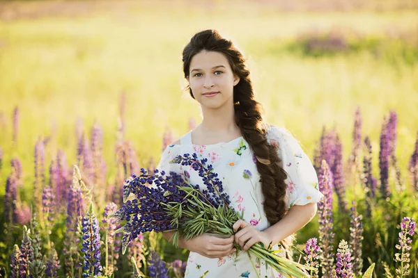 Vacker Flicka Blå Klänning Håller Lupin Solnedgången Fältet Begreppet Natur — Stockfoto