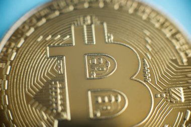 mavi arka plan, bitcoin incelemesi kavramı üzerinde bitcoin, yakın çekim