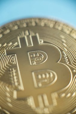 mavi arka plan, bitcoin incelemesi kavramı üzerinde bitcoin, yakın çekim