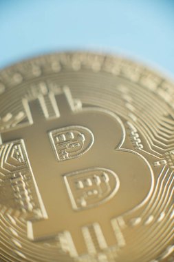 mavi arka plan, bitcoin incelemesi kavramı üzerinde bitcoin, yakın çekim