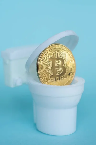 Bitcoin Water Sfondo Blu Concetto Valuta Crittografica — Foto Stock