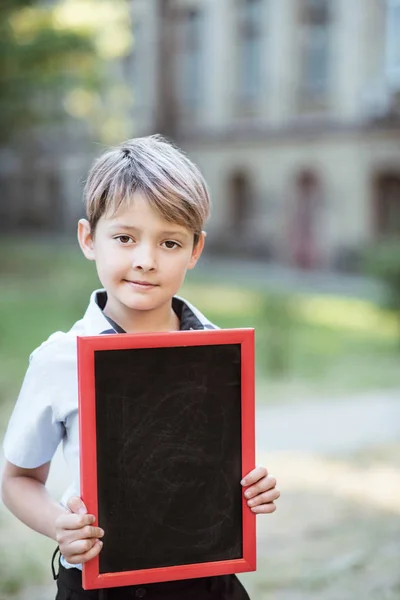 Ein Schuljunge Hält Ein Kreidebrettkind Mit Einer Schwarzen Tafel Der — Stockfoto