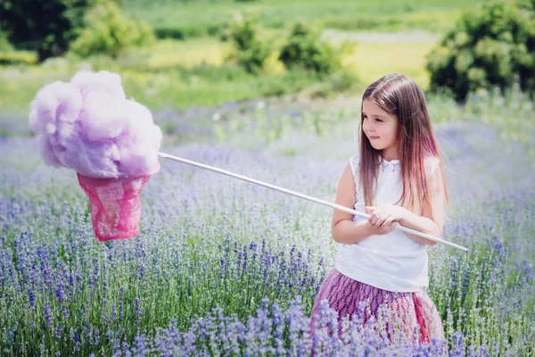 Une Fille Dans Champ Lavande Attrape Nuage Fantasme Des Enfants — Photo