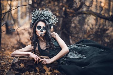 Calavera Catrina portre portre siyah elbiseli. Şeker kafatası makyaj. Dia de los muertos. Ölülerin günü. Ahşap Cadılar Bayramı. Dışarıda