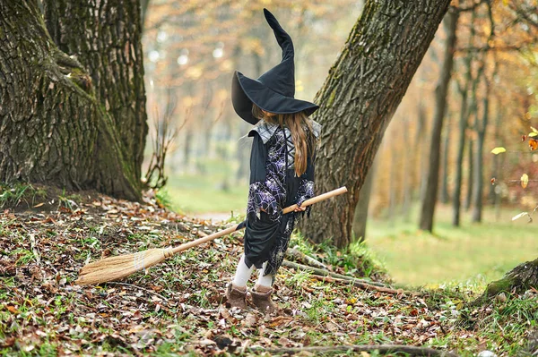 Krásná Dívka Witch Malá Holčička Jaký Kostým Oslavit Halloween Venkovní — Stock fotografie