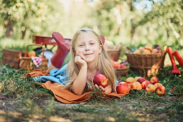 Chica Con Apple Apple Orchard Hermosa Chica Comiendo Manzana Orgánica — Foto de Stock