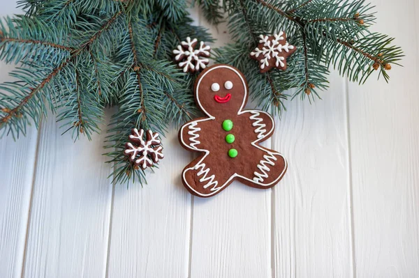 Kerst Peperkoek Cookie Fir Kegels Vuren Takken Houten Achtergrond Bovenaanzicht — Stockfoto