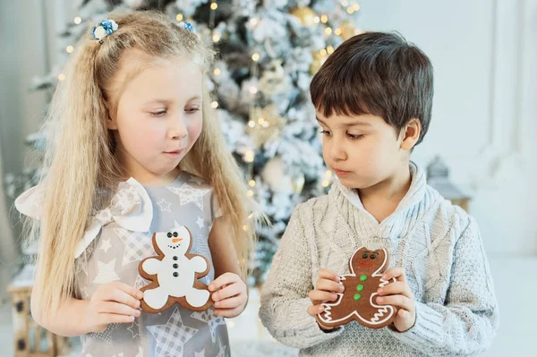 Menino Menina Sentam Chão Debaixo Árvore Natal Crianças Comem Gengibre — Fotografia de Stock