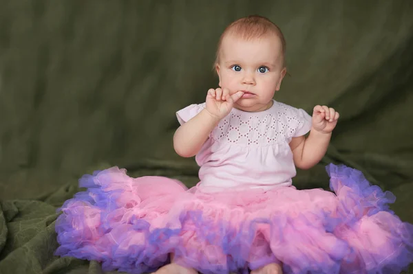 Adorable Bébé Dix Mois Assis Sur Tapis Vert Espace Copie — Photo