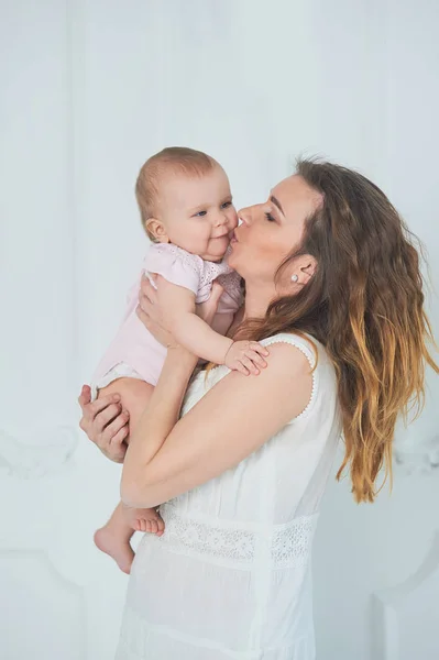 Schöne Junge Mutter Mit Kleinen Mädchen Auf Dem Arm Das — Stockfoto