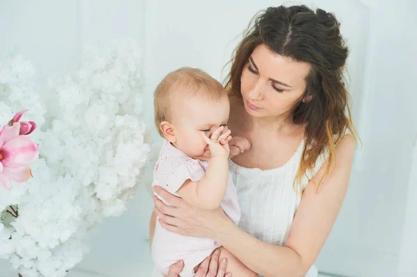 Schöne Junge Mutter Mit Kleinen Mädchen Auf Dem Arm Das — Stockfoto