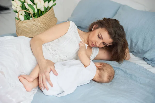 Bebé Diez Meses Comiendo Leche Materna Madre Amamantando Bebé Mujer — Foto de Stock