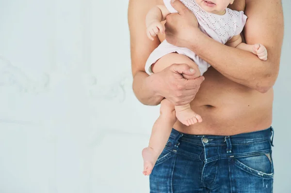 Retrato Interior Del Joven Padre Abrazando Pequeña Hija Concepto Familia — Foto de Stock