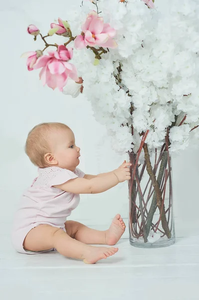 Schattig Tien Maanden Oude Peuter Babymeisje Zittend Vloer Kopieer Ruimte — Stockfoto