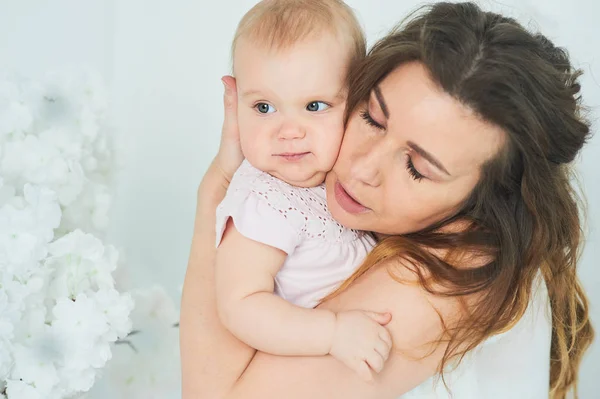 Hermosa Madre Joven Con Niña Sus Brazos Concepto Una Familia — Foto de Stock