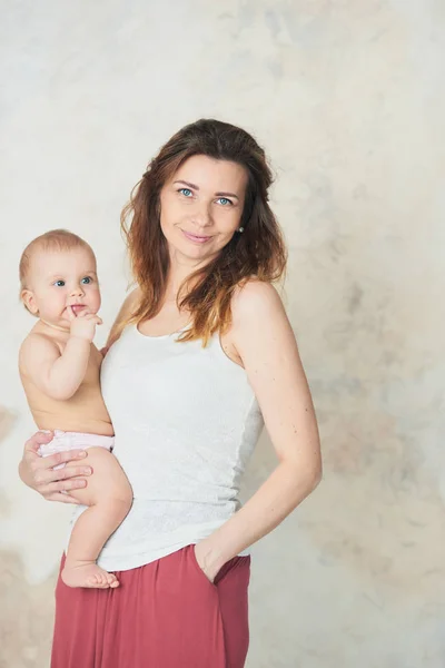 Hermosa Madre Joven Con Niña Sus Brazos Concepto Una Familia — Foto de Stock