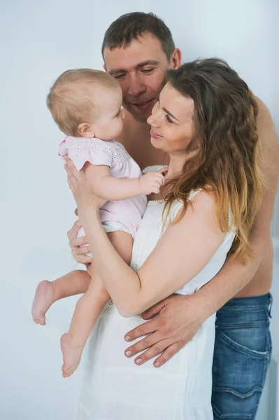 Feliz Familia Madre Padre Hija Casa Feliz Familia Amorosa Armoniosa — Foto de Stock