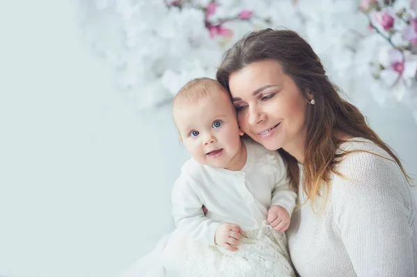 Schöne Junge Jährige Mutter Mit Kleinen Mädchen Auf Dem Arm — Stockfoto