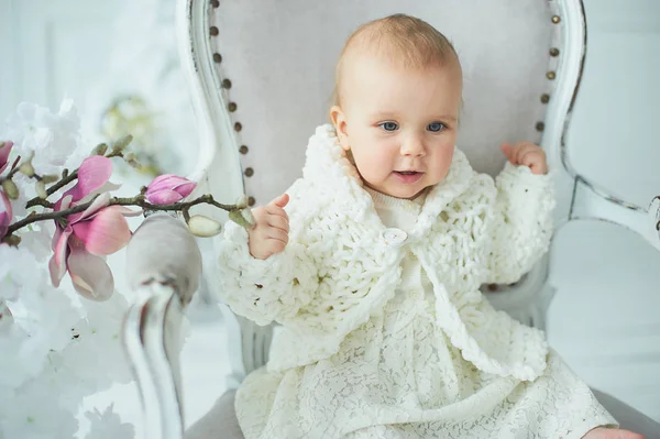 Schattig Tien Maanden Oude Peuter Babymeisje Zit Stoel — Stockfoto