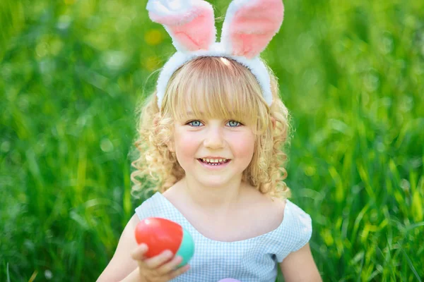 Aranyos Vicces Lány Húsvéti Tojással Nyuszifülekkel Kertben Húsvéti Fogalom Nevető — Stock Fotó