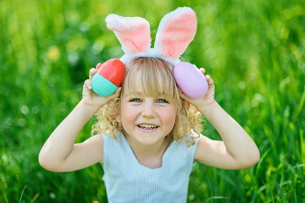 Gadis Lucu Dengan Telur Paskah Dan Telinga Kelinci Taman Konsep — Stok Foto