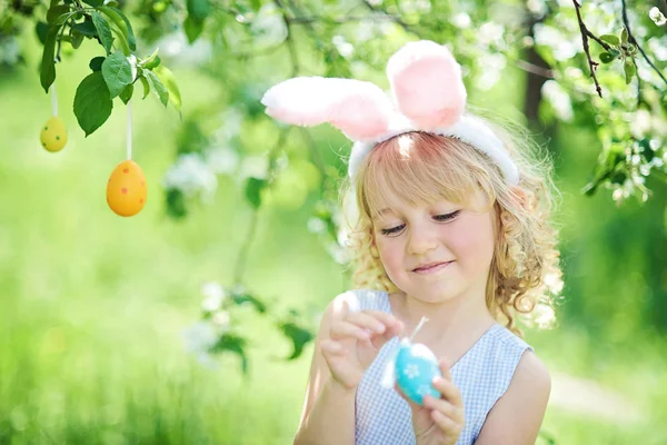 Aranyos Vicces Lány Húsvéti Tojás Nyuszi Füle Garden Húsvéti Koncepció — Stock Fotó