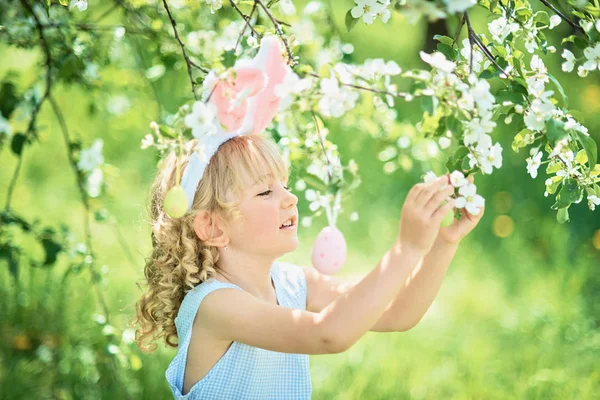 可爱的有趣的女孩与复活节彩蛋和兔子耳朵在花园 复活节的概念 在复活节彩蛋狩猎的笑孩子 孩子在公园与蛋 春天概念 — 图库照片