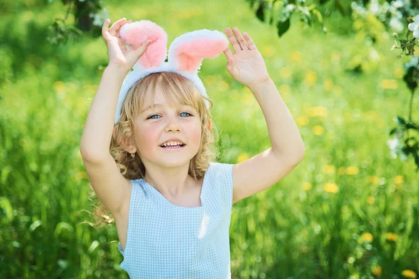 Aranyos Vicces Lány Húsvéti Tojás Nyuszi Füle Garden Húsvéti Koncepció — Stock Fotó