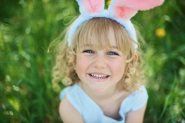 Aranyos Vicces Lány Nyuszi Füle Kert Húsvéti Koncepció Gyermek Nevetett — Stock Fotó