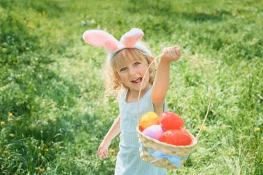 Şirin kız Garden tavşan kulaklı. Paskalya kavramı. Paskalya yumurtası avı, gülen çocuk.