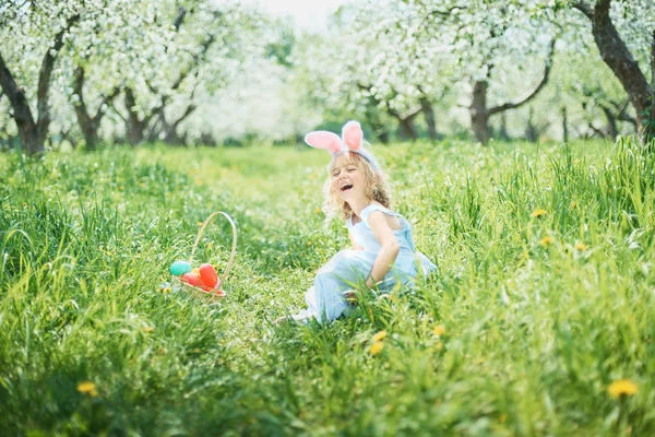 Carino Ragazza Divertente Con Uova Pasqua Orecchie Coniglio Giardino Concetto — Foto Stock