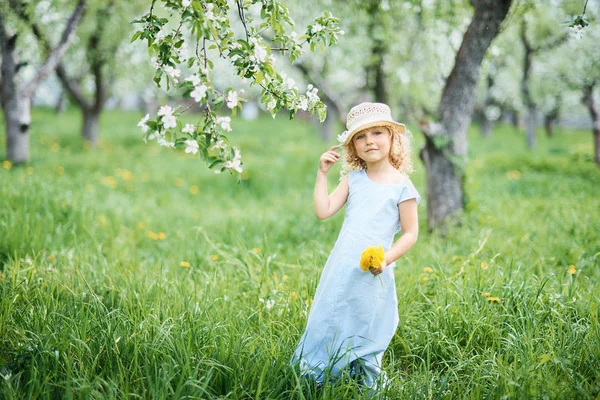 Fille Recueille Bouquet Pissenlits Pour Une Couronne Dans Pré Verger — Photo