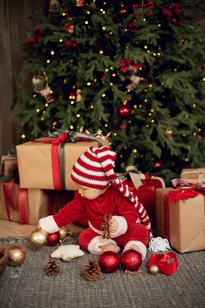 Menina Debaixo Árvore Natal Menina Chapéu Papai Noel Com Presentes — Fotografia de Stock