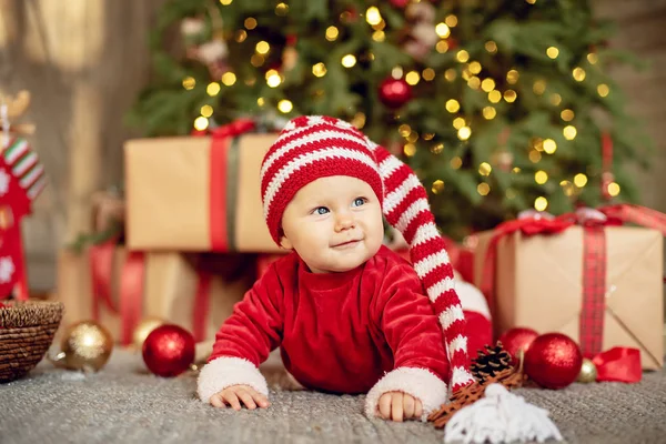 Menina Debaixo Árvore Natal Menina Chapéu Papai Noel Com Presentes — Fotografia de Stock