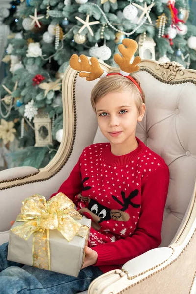 Симпатичный Мальчик Оленя Елкой Подарками Подарком Коробка Кресле Рождественская Идея — стоковое фото