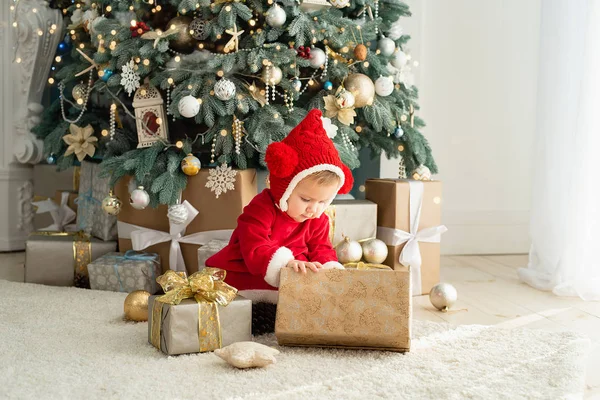 Menina Debaixo Árvore Natal Menina Chapéu Papai Noel Com Presentes — Fotografia de Stock