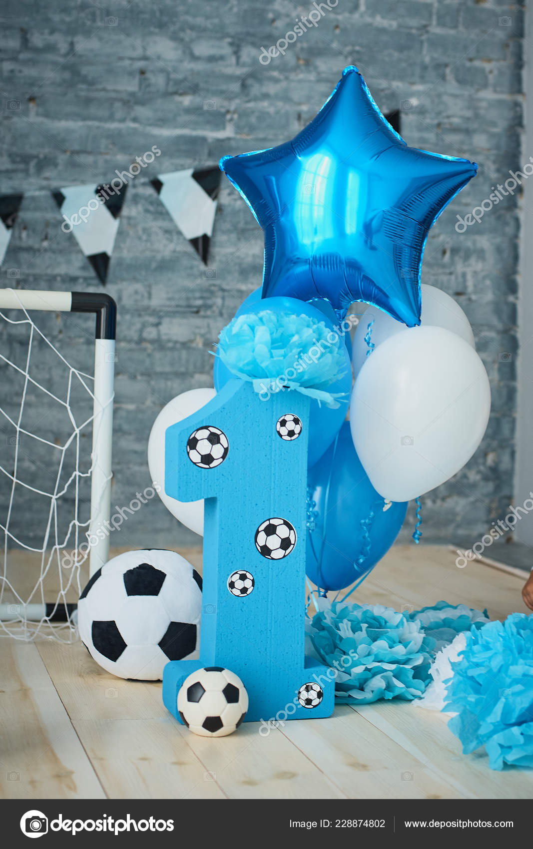 decoración con globos azules sobre la torta  Birthday party decorations,  Balloon decorations party, Birthday decorations