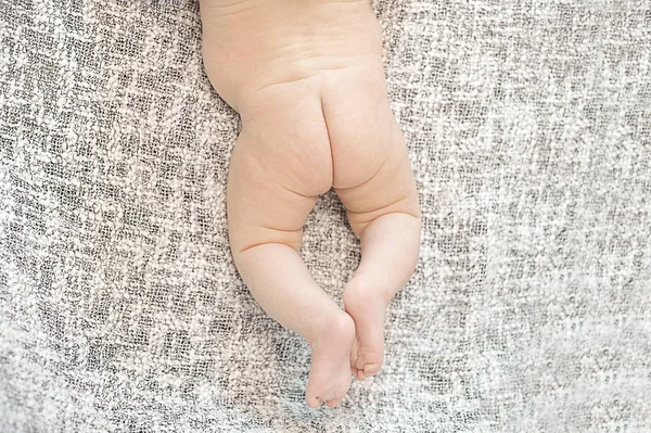 Meses Idade Bunda Bebê Bebé Está Deitado Num Lençol Cinzento — Fotografia de Stock