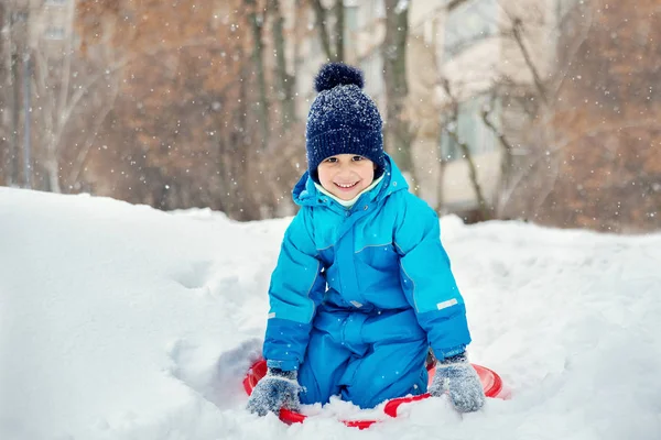 Enfant Descend Une Colline Neige Garçon Glissant Sur Neige Hiver — Photo