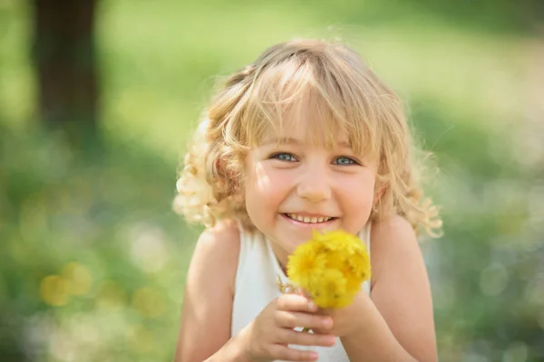 小女孩嗅到了蒲公英 女孩嗅花的苹果园 花园与开花的树木 快乐的童年 过敏季节 — 图库照片