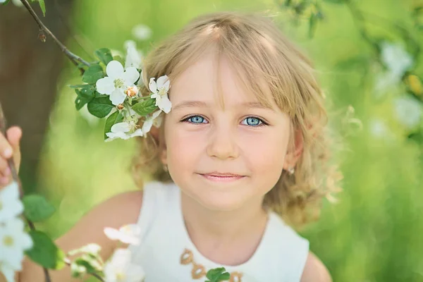 可爱的小女孩嗅花的苹果园 花园与开花的树木 过敏季节 — 图库照片