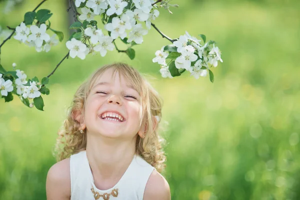 Menina Bonito Cheirar Flores Pomar Maçã Jardim Com Árvores Floridas — Fotografia de Stock