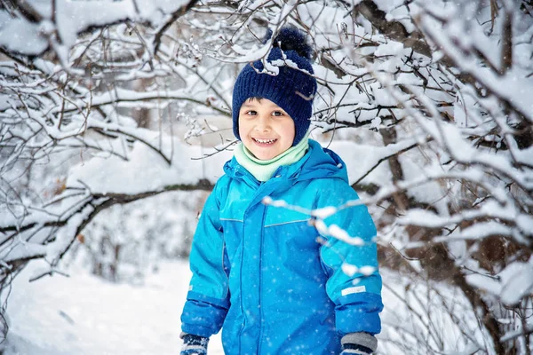 Niño Nieve Park Niño Juega Madera Invierno Adorable Niño Divirtiéndose —  Fotos de Stock