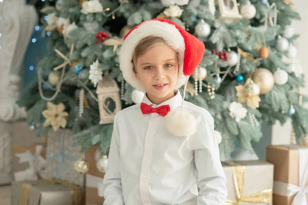 Симпатичный Мальчик Санта Шляпе Возле Елки Подарками Коробки Новогодняя Концепция — стоковое фото