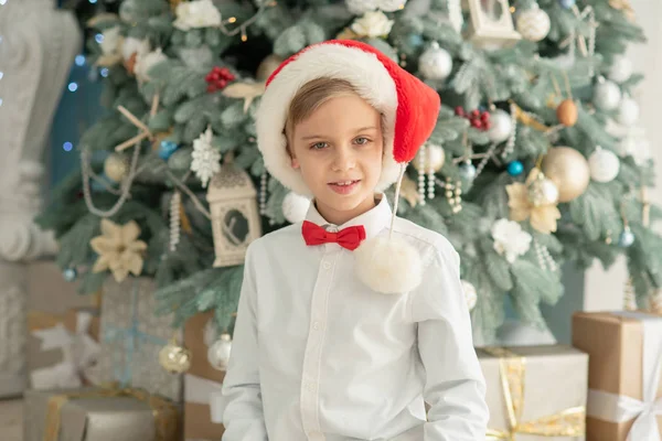 Niño Lindo Sombrero Santa Cerca Del Árbol Navidad Con Cajas — Foto de Stock